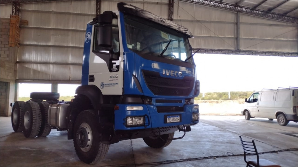 Uno de los camiones Iveco 440 Eurotronic recibidos por Fabricaciones Militares. Foto: Ministerio de Defensa