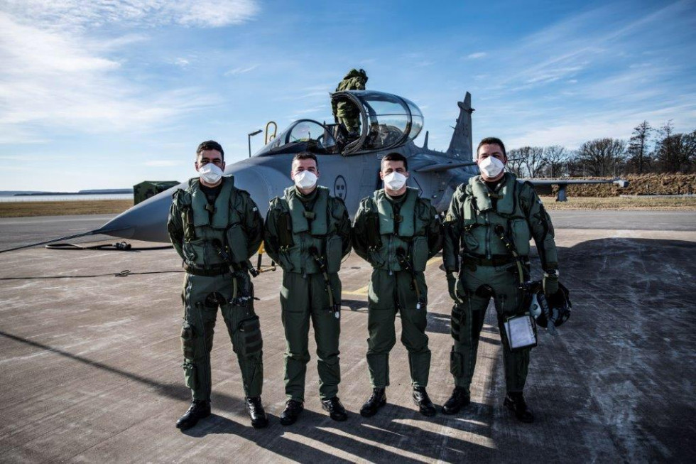 Pilotos do 1º GDA durante os treinamentos com a Flygvapnet voaram caças JAS.39D Gripen.