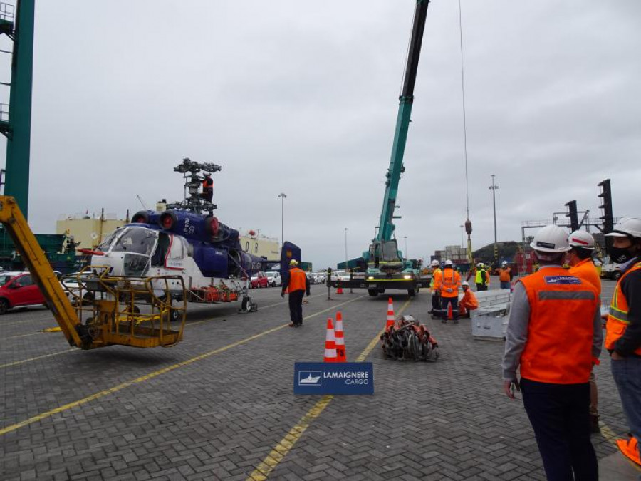 Descarga del helicóptero Kamov Ka-32A11BC en el puerto de San Antonio. Foto: Lamaignere