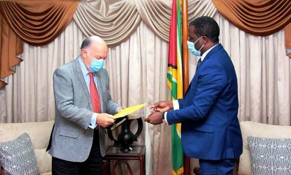 El canciller guyanés der. entrega la nota de protesta al embajador de Venezuela. Foto: DPI Guyana