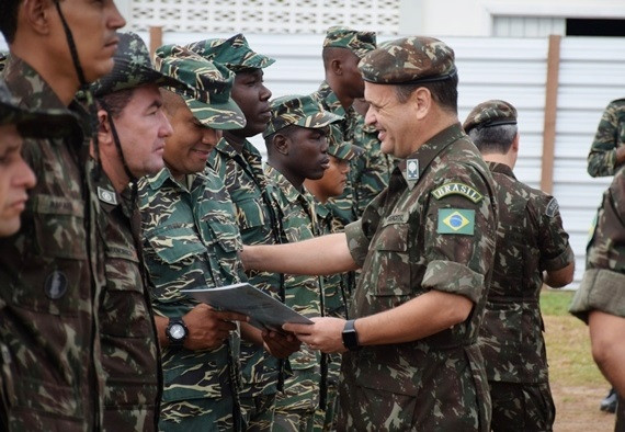 El general Fontoura de Melo, del Ejército de Brasil, en la entrega de certificados. Foto: Department of Public Information of Guyana.