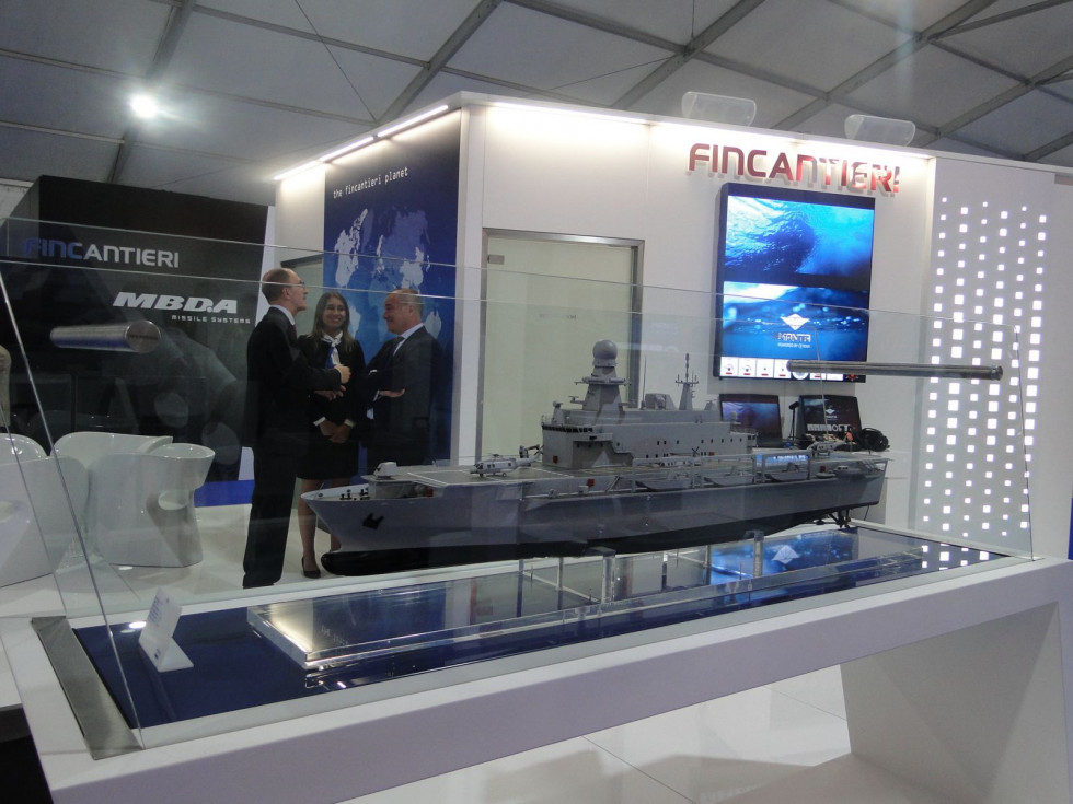 El LPD Kalaat Beni-Abbes L-474 ocupó un lugar central en el stand de Fincantieri en Exponaval 2018. Foto: Nicolás García Infodefensa.com