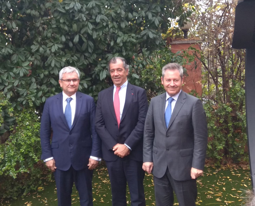 Manuel Huertas, Fernando Alonso y Alberto Gutiérrez. Foto: Infodefensa.com