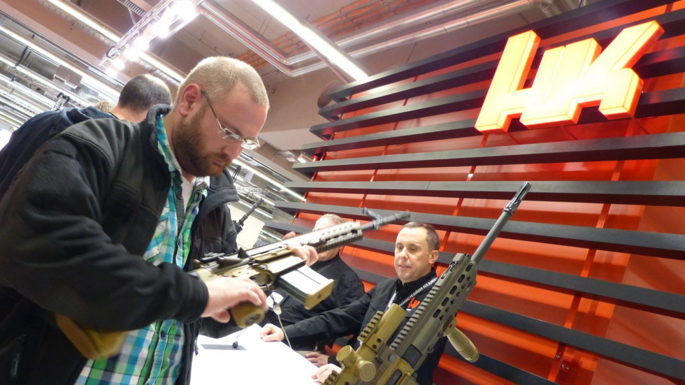 Exposición de armas en una feria sectorial en Alemania. Foto: Ginés Soriano Forte  Infodefensa.com