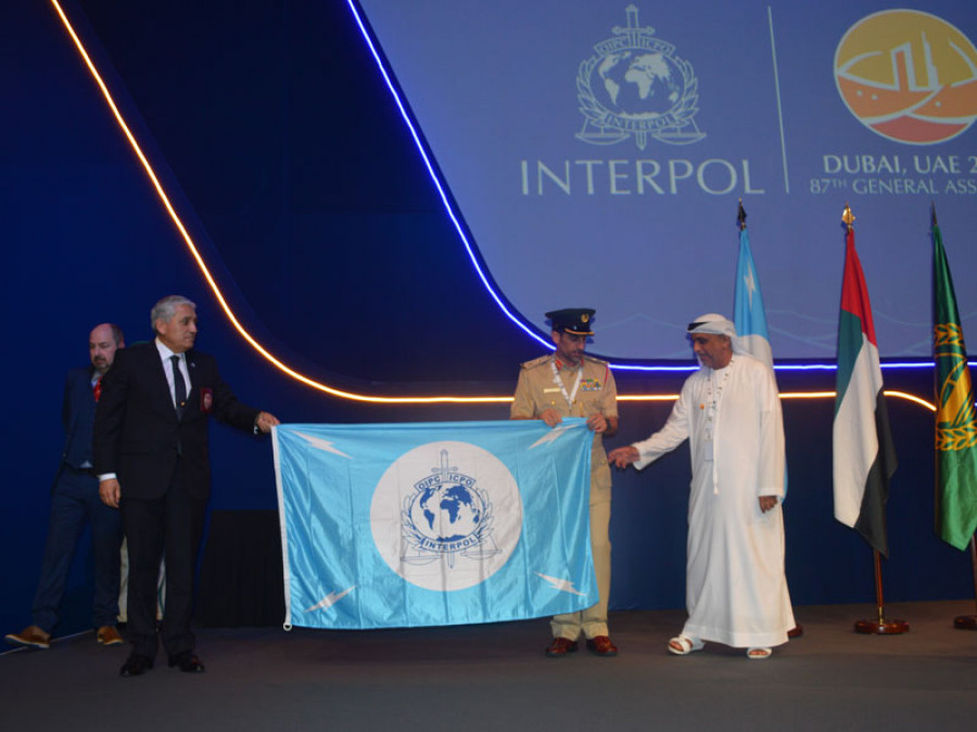 El director general de la PDI, Héctor Espinosa, recibe la bandera de Interpol. Foto: PDI