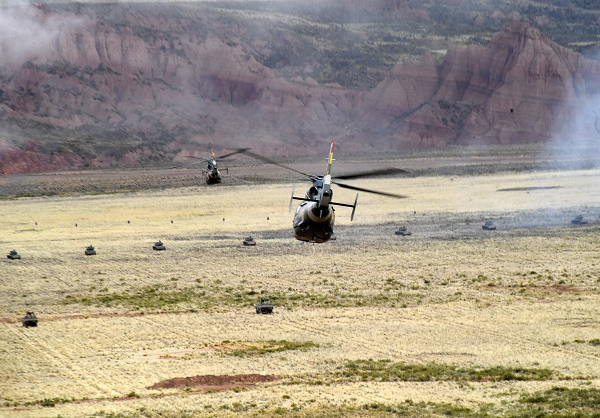 Helicóperos Harbin H425 del Ejército de Bolivia sobrevolando una formación mecanizada. Foto: Agencia Boliviana de Información.