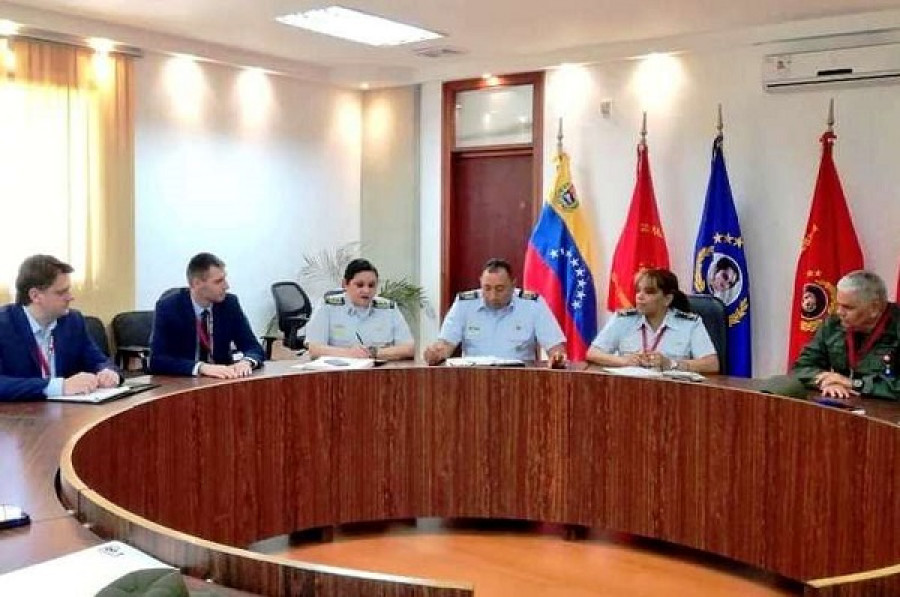 Reunión sostenida con representantes de la empresa bielorrusa Bsvt. Foto: Viceministerio de Planificación y Desarrollo para la Defensa.