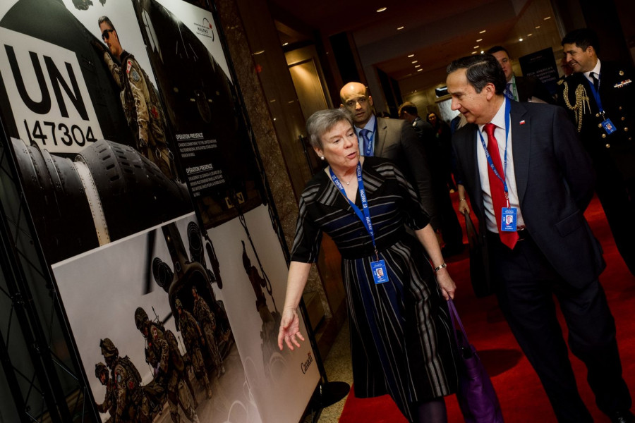 La secretaria adjunta de la OTAN junto al subsecretario de Defensa de Chile. Foto: OTAN.