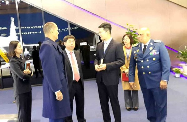 El general Pedro Juliac durante su visita a Catic. Foto: Aviación Militar de Venezuela.