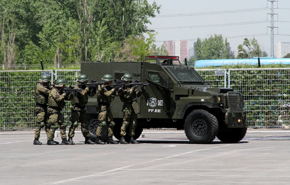 Efectivos del GOPE emplean un Panhard PVP 4x4 en una demostración técnica durante la feria Exposeguridad 2017. Foto: Carabineros de Chile