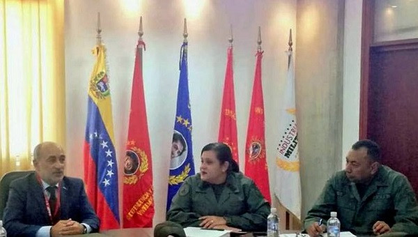 La viceministro, general Castillo, y el representante español. Foto: Viceministerio de Planificación y Desarrollo para la Defensa de Venezue