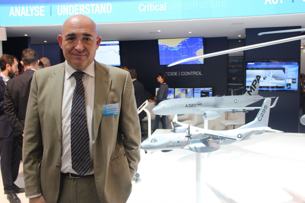 Fernando Ciria en el estand de Airbus en Euronaval. Foto: B. CarrascoInfodefensa.com