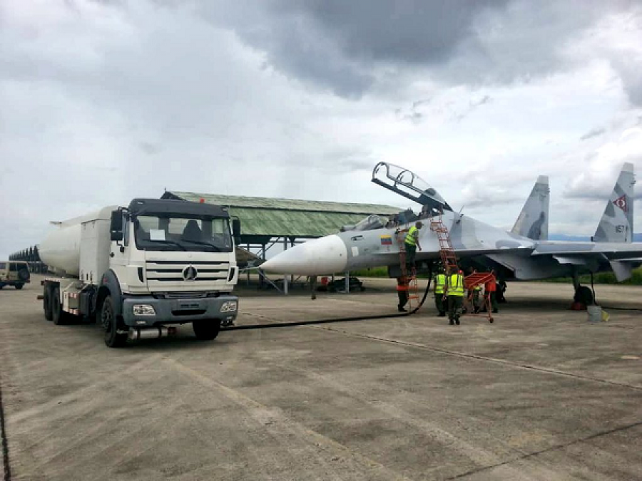 Caza Sukhoi Su-30MK2 cargando combustible en una base aérea. Foto: Aviación Militar de Venezuela.