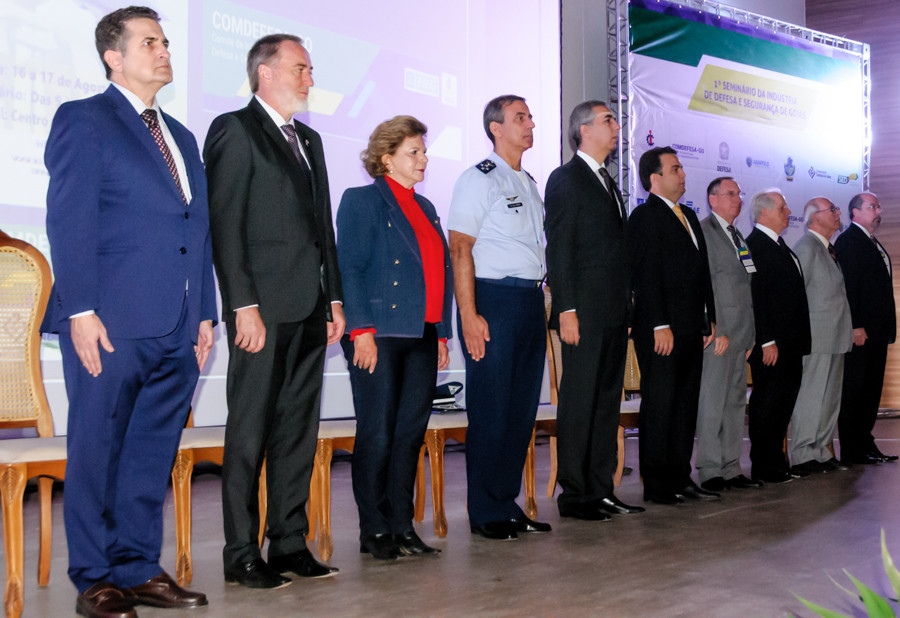 Autoridades durante a cerimônia de abertura do seminário