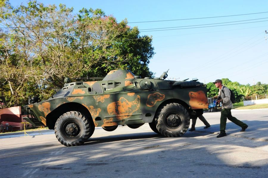 Vehículo blindado de reconocimiento BRDM-2 durante un ejercicio militar en la ciudad de Sancti Spíritu. FOTO: Periódico Escambrai.