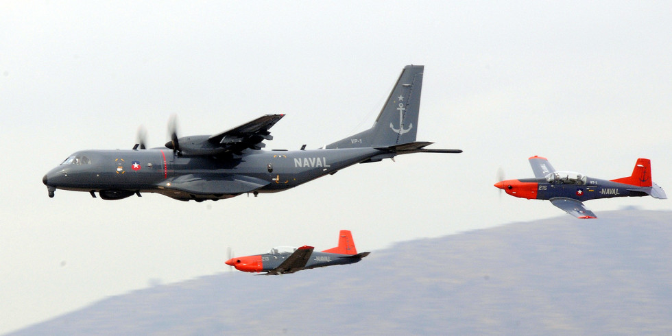 C295 Persuader escoltado por dos PC-7 Turbo Trainer del Comando de Aviación Naval, Foto: Armada de Chile