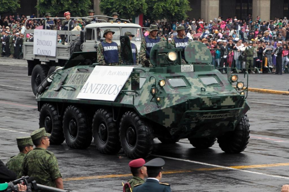 Transporte anfibio blindado de personal de origen ruso, BTR-60APC-70, de la Armada de México. Foto: Mariano García.