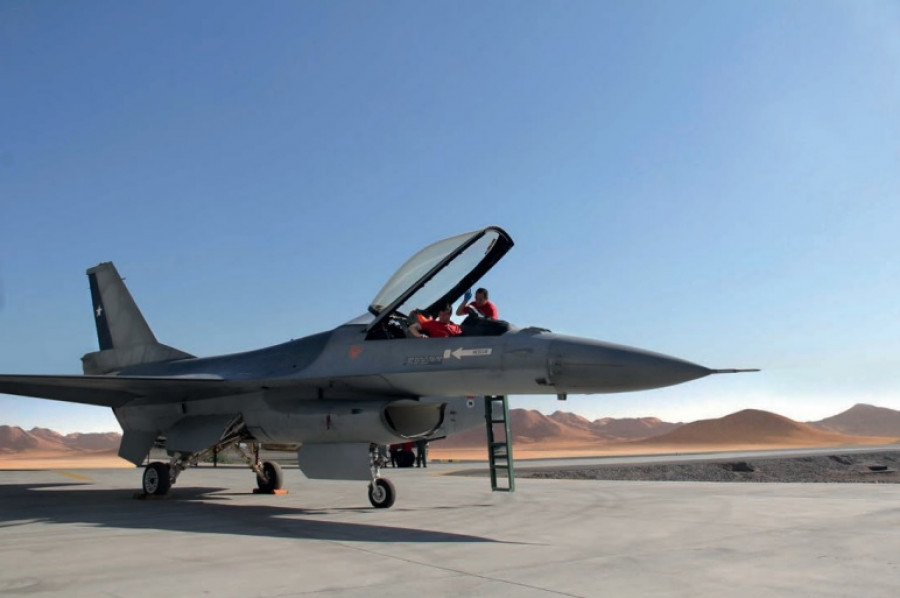 Enaer realiza inspecciones de fase a aviones de combate F-16 MLU de la FACh. Foto: Enaer