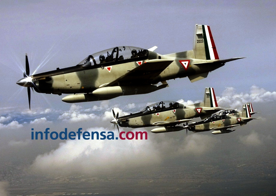 Aviones T-6C durante el desfile militar aéreo en Ciudad de México. Foto JAQC