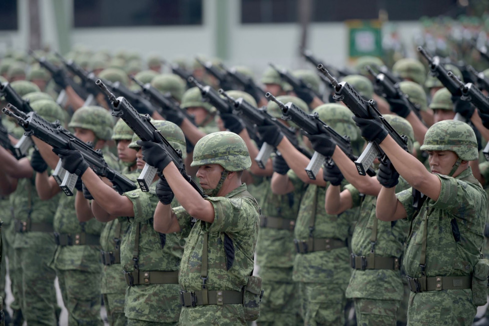 Ejército y Marina permanecerán como la punta de lanza ante el crimen organizado. Foto Presidencia.