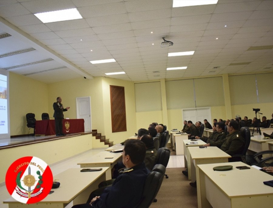 El general César Astudillo en la charla magistral en el CAEN - Posgrado. Foto: Ejército del Perú