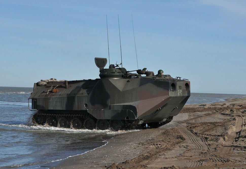 Un una unidad de LVTP-7 del ejército argentino. Foto: Armada argentina.