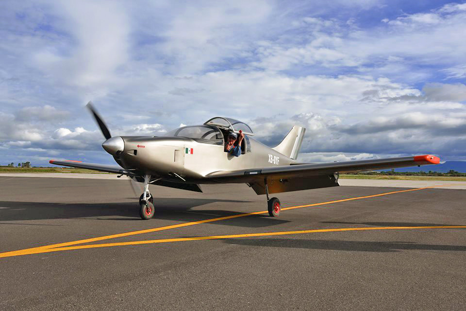 Giovanni Angelucci en el avión Halcón H1. Foto: Horizontec.