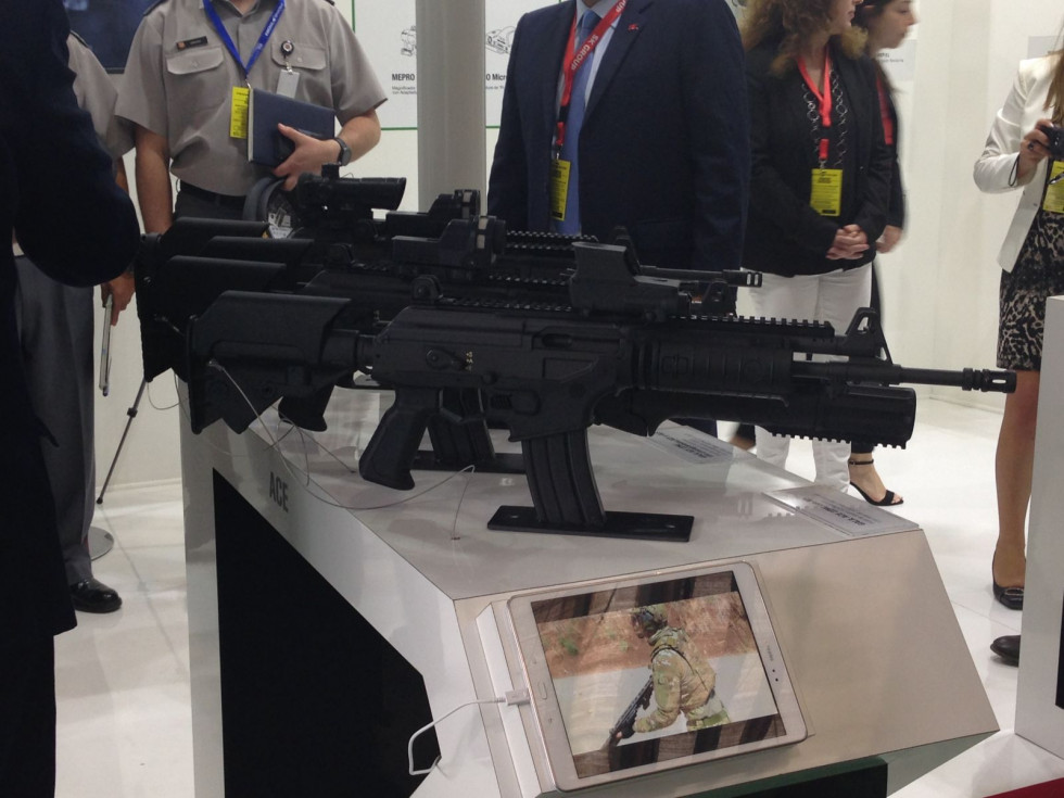 Fusil Galil ACE 22 de 5,56 x 45 mm con lanzagranada GL 40 mm y mira de Meprolight en Fidae 2018. Foto: Nicolás García Infodefensa.com