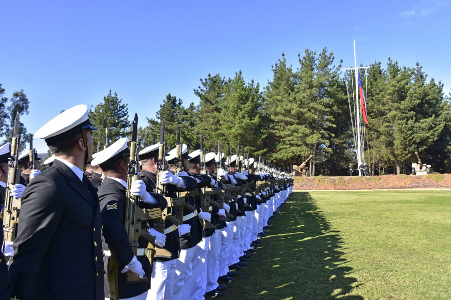 Izamiento del pabellón chileno en el patio de honor de Fuerte Aguayo. Foto: Armada de Chile