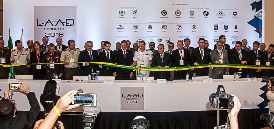 Autoridades, delegações estrangeiras e militares na foto oficial da LAAD Security 2018.