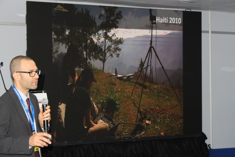 Asaf Cohen explicando el uso de drones durante el terremoto de Haití. Foto: Infodefensa