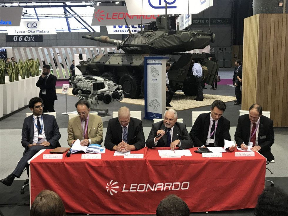 Traspaso de presidencia de la ELDIG en Eurosatory 2018. Foto: Leonardo