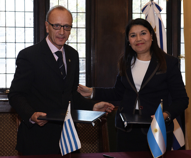 Fernanda Millicay y Daniel Núñez firman en memorándum. Foto: Cancillería argentina