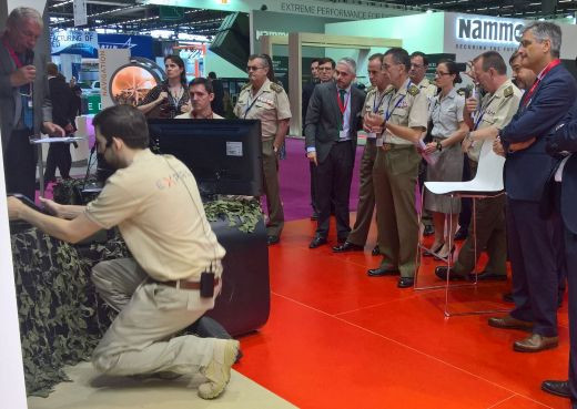 La delegación del MALE visita el estand de Expal en Eurosatory 2016. Foto: Infodenfensa.com