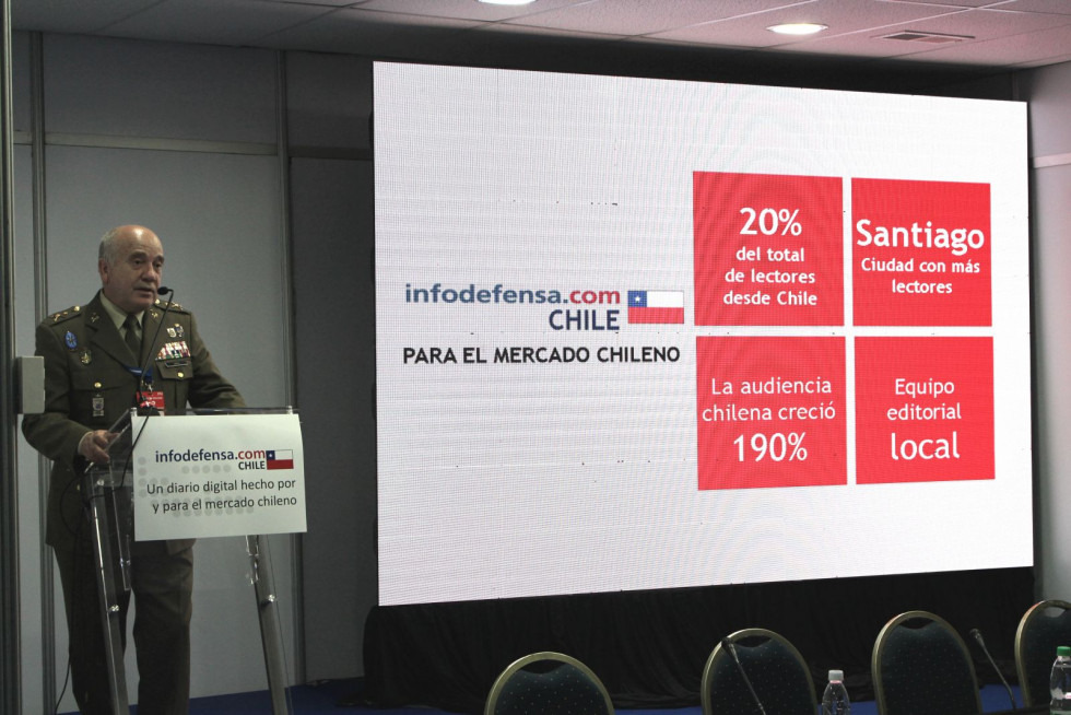 El general López durante el lanzamiento de Infodefensa Chile.