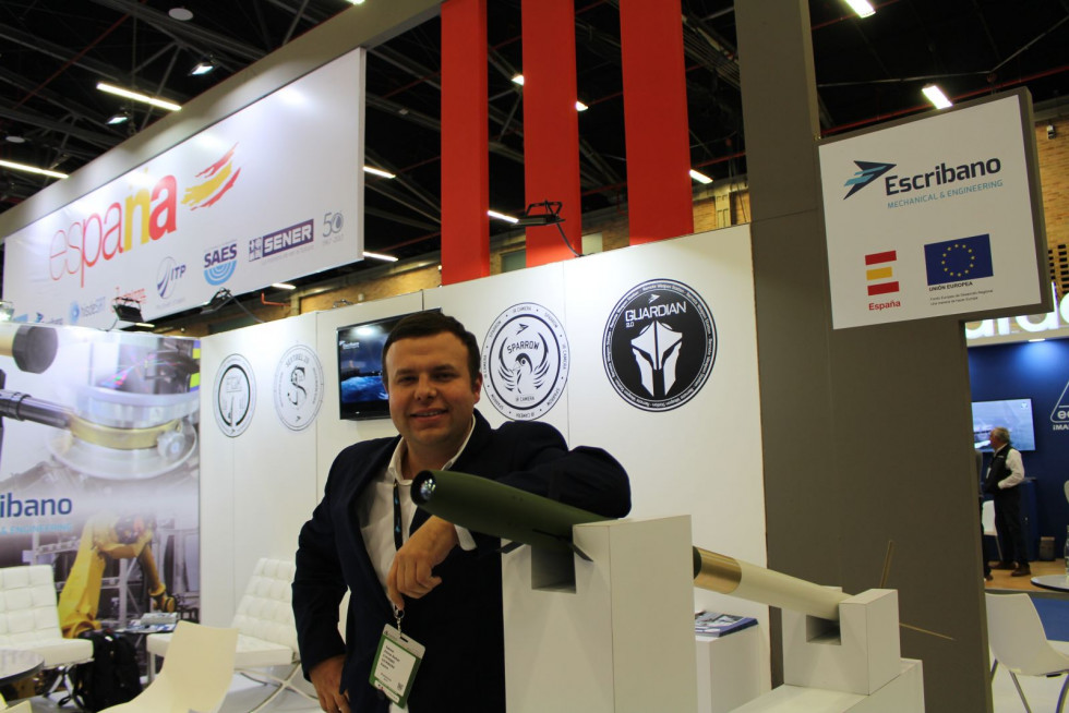 Alonso en el stand de Escribano en el pabellón español de Expodefensa. Foto: N.G.P.