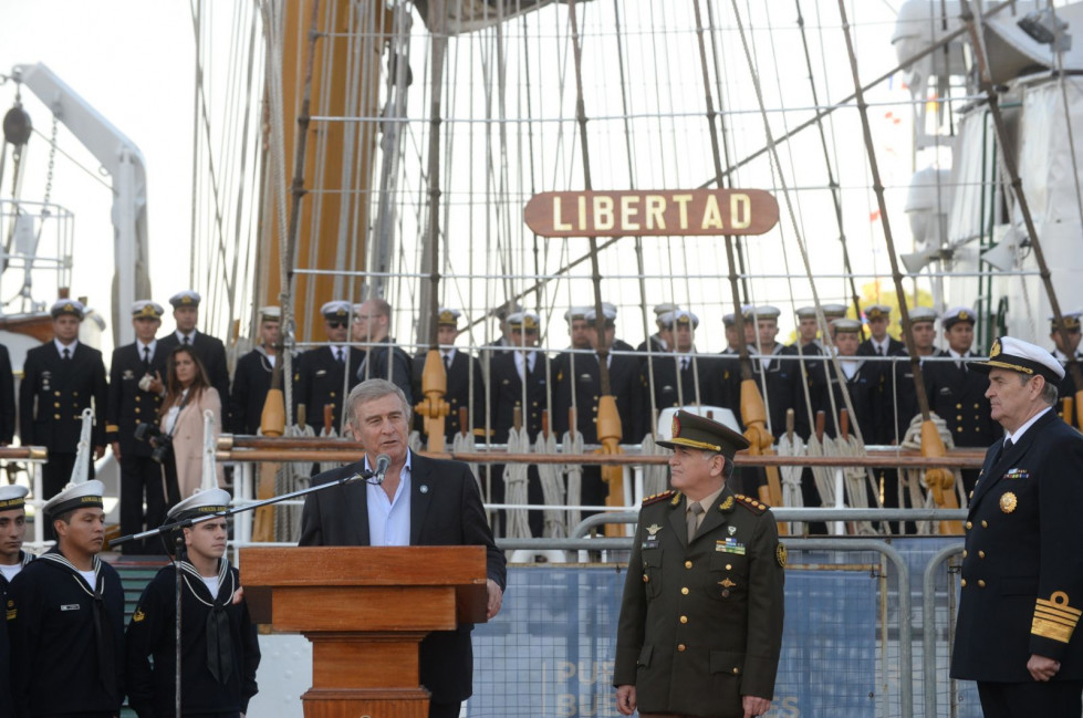 El ministro de Defensa, Oscar Aguar, en la Fragata Libertad. Foto: Ministerio de Defensa