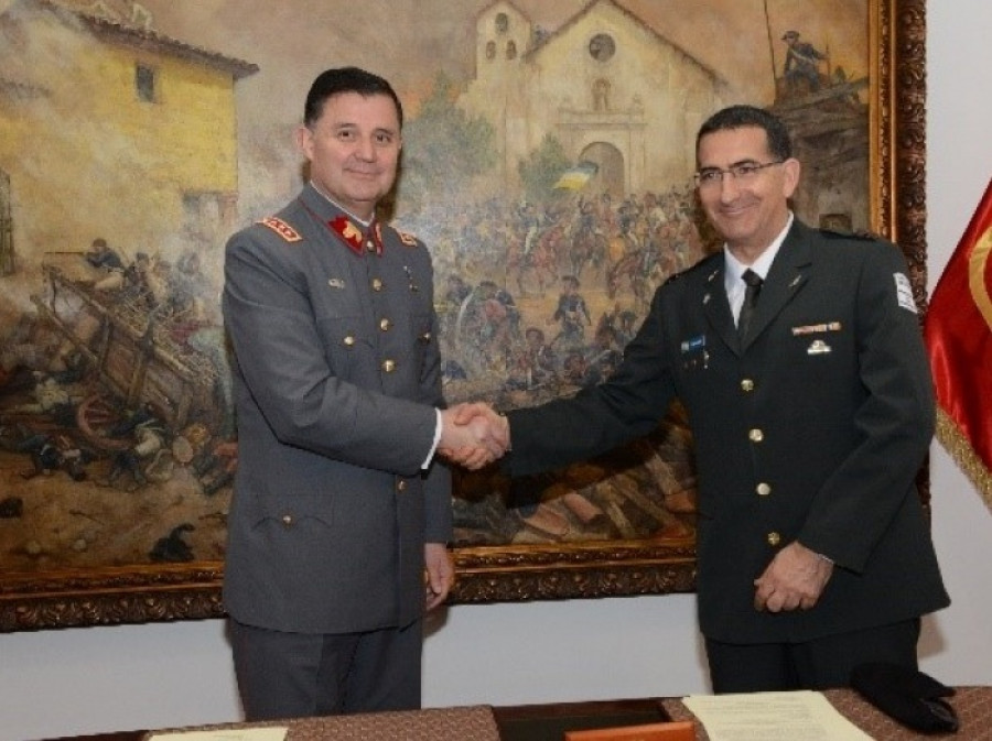 El general Martínez estrecha la mano del mayor general Yaacob Barak de las Fuerzas Terrestre de Israel. Foto: Ejército de Chile