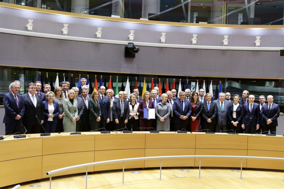 Firma adhesión a la Pesco en Bruselas el pasado noviembre. Foto: Ricardo PérezMDE