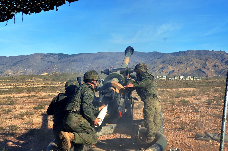 Disparo de munición Expal desde pieza de artillería remolcada de 105 mm. Foto: Expal