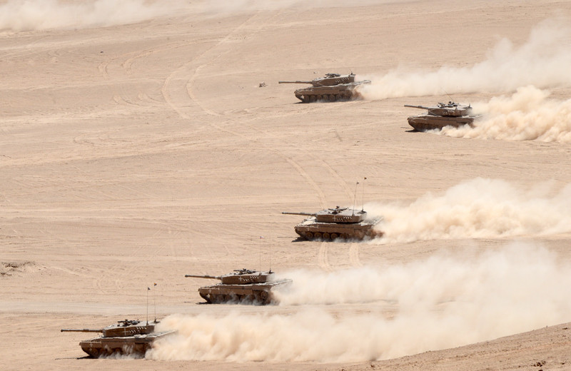 Avance de Leopard 2A4 CH2 durante maniobras en el desierto