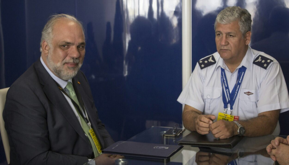 Castillo Indra y Villalobos DGAC en la firma del acuerdo en Fidae 2018