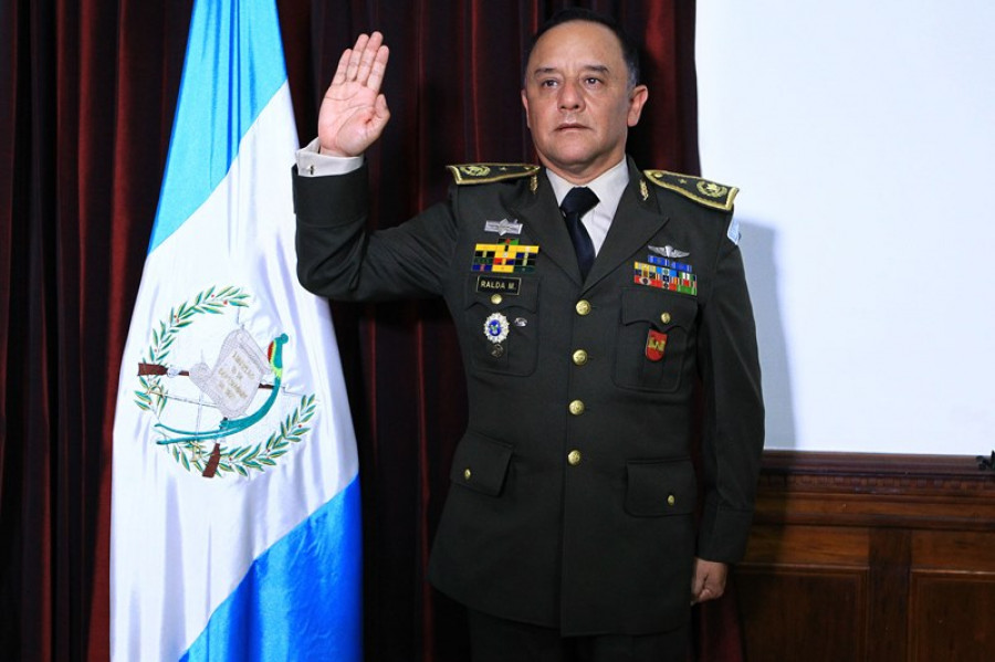 El general Luis Miguel Ralda se juramenta como ministro de Defensa de Guatemala. Foto: Agencia Guatemalteca de Noticias.