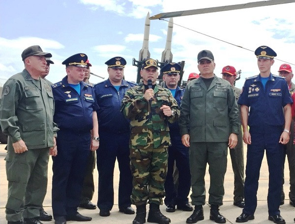 El comandante del Ceofan, almirante en jefe Remigio Ceballos, da la bienvenida a los militares rusos. Foto: Comando Estratégico Operacional.