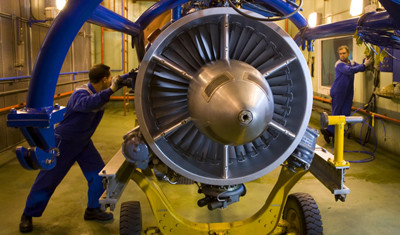 Imagen de archivo de operarios junto a una turbina. Foto: ITP