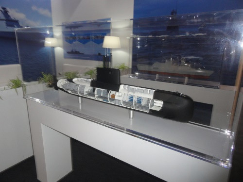 El 2091400 Mod y la corbeta A-100 en el stand de ThyssenKrupp Marine Systems en Sitdef 2017. Foto: Peter Watson