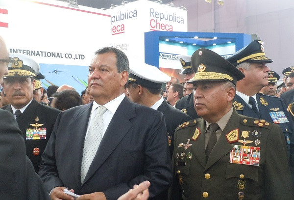 El ministro Jorge Nieto acompañado del comandante del Ejército, general Luis Ramos Hume. Foto: Carlos E. Hernández  Infodefensa.com.