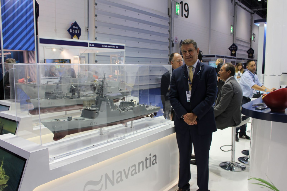 Francisco Barón en el stand de Navantia en DSEI. Foto: Infodefensa.com