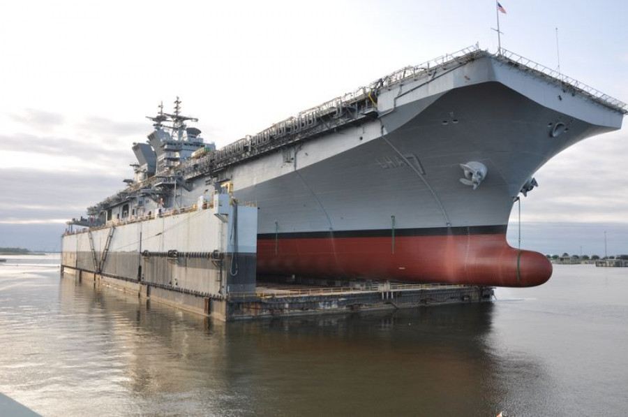 El buque USS Tripoli preparado para entrar en el agua. Foto: Huntington Ingalls Industries