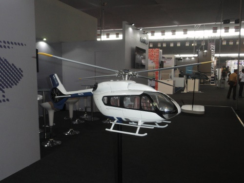 El H145 por delante y el H215 al fondo en el stand de Airbus Helicopters. Foto: Peter Watson